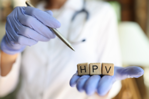 HPV (wirus brodawczaka ludzkiego) jest częstą infekcją wirusową atakującą skórę i błony śluzowe. Istnieje ponad 200 typów wirusa HPV. Typy wysokiego ryzyka: HPV16 i HPV18. HPV przenoszony jest głównie poprzez kontakt „skóra do skóry”, w tym podczas stosunku płciowego oraz praktyk seksu analnego i oralnego. Większość infekcji HPV przebiega bezobjawowo. Badania pokazują, że I3C ma potencjalnie korzystny wpływ na infekcje wirusem brodawczaka ludzkiego (HPV) i choroby pokrewne. I3C przekształca się w organizmie do diindolilometanu (DIM), aktywnej formy, która ma właściwości przeciwnowotworowe i immunomodulujące.