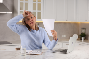 Menopauza je prirodzený proces v živote každej ženy, ktorý znamená koniec jej reprodukčného obdobia. Menopauza sa diagnostikuje, keď žena nemala menštruáciu 12 mesiacov po sebe. Zvyčajne sa vyskytuje medzi 45. a 55. rokom života, hoci môže nastať skôr alebo neskôr. Menopauza nemusí byť ťažkým obdobím. Vďaka využívaniu I3C môžeme efektívne zmierniť jej príznaky, ako sú návaly tepla a insomnie, a prežiť toto obdobie ľahšie bez výrazného upozornenia na jeho prítomnosť. Kombinácia zdravej stravy, pravidelnej fyzickej aktivity a vhodných doplnkov môže významne prispieť k pohodlnému prechodu menopauzou.
