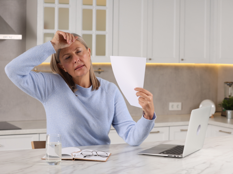 Menopauza je prirodzený proces v živote každej ženy, ktorý znamená koniec jej reprodukčného obdobia. Menopauza sa diagnostikuje, keď žena nemala menštruáciu 12 mesiacov po sebe. Zvyčajne sa vyskytuje medzi 45. a 55. rokom života, hoci môže nastať skôr alebo neskôr. Menopauza nemusí byť ťažkým obdobím. Vďaka využívaniu I3C môžeme efektívne zmierniť jej príznaky, ako sú návaly tepla a insomnie, a prežiť toto obdobie ľahšie bez výrazného upozornenia na jeho prítomnosť. Kombinácia zdravej stravy, pravidelnej fyzickej aktivity a vhodných doplnkov môže významne prispieť k pohodlnému prechodu menopauzou.